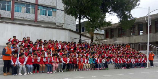 哪嗙小学活动结束后的集体留影